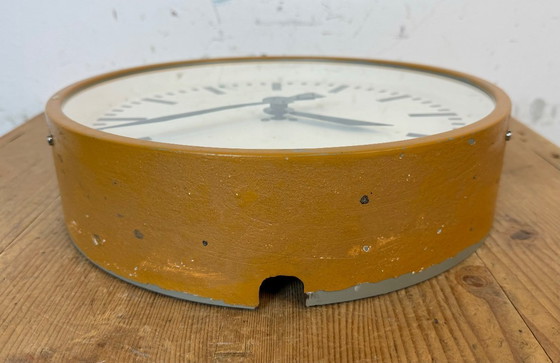 Image 1 of Beige industriële fabriekswandklok van Pragotron, jaren 60