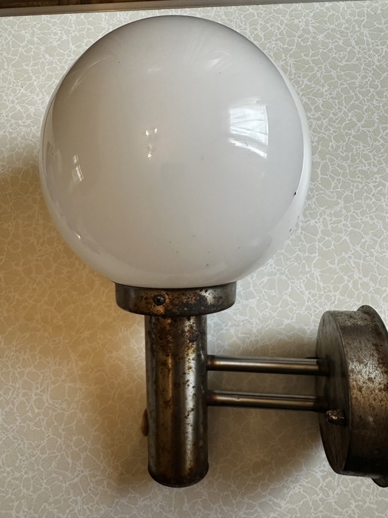 Modernistische Wandleuchte aus Opalglas und verchromtem Metall – Wandleuchten (photo 10 of 15)