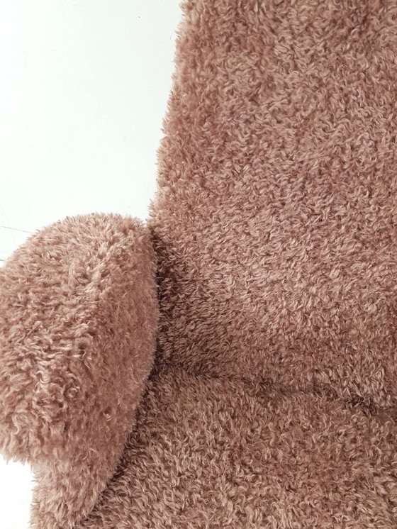 Image 1 of Fauteuil pivotant vintage, récemment retapissé de tissu rose à motifs.