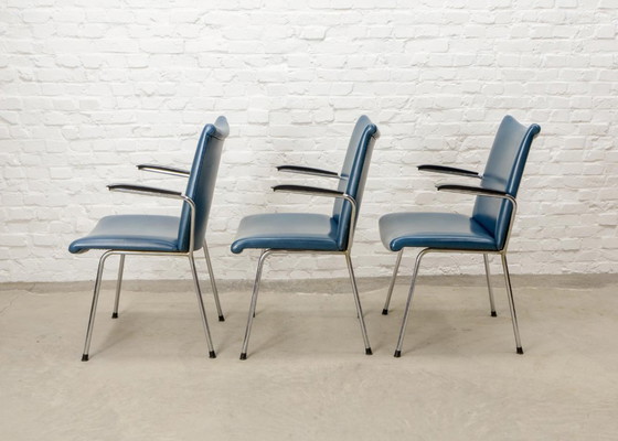 Image 1 of Gebroeders De Wit, ensemble de trois fauteuils design néerlandais revêtus de similicuir bleu vif. Pays-Bas, années 1960.