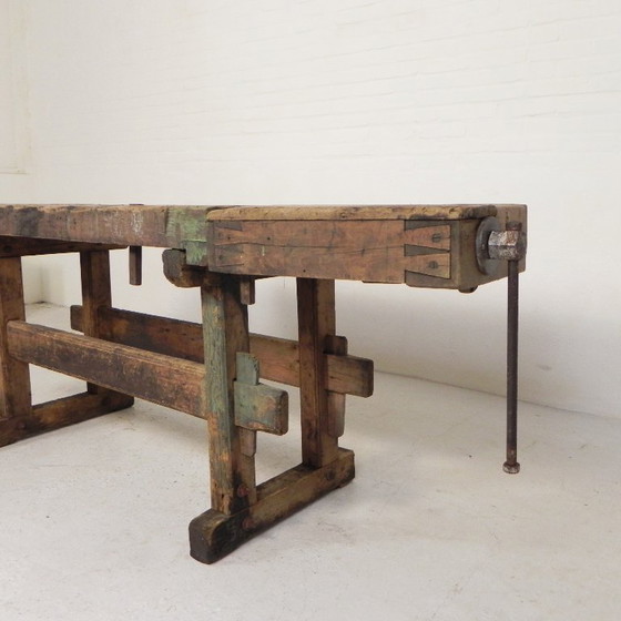 Banco de trabajo industrial de madera con tornillo de banco, 194 cm de largo, década de 1930. (photo 10 of 34)