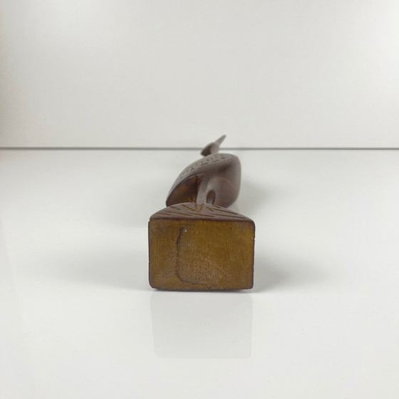 Image 1 of Estatua de garza de madera tallada, mediados del siglo XX