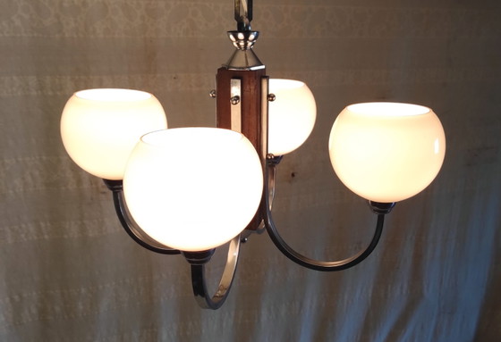 Image 1 of Lampadario Art Déco a quattro luci in metallo cromato e vetro opalino - metà del XX secolo