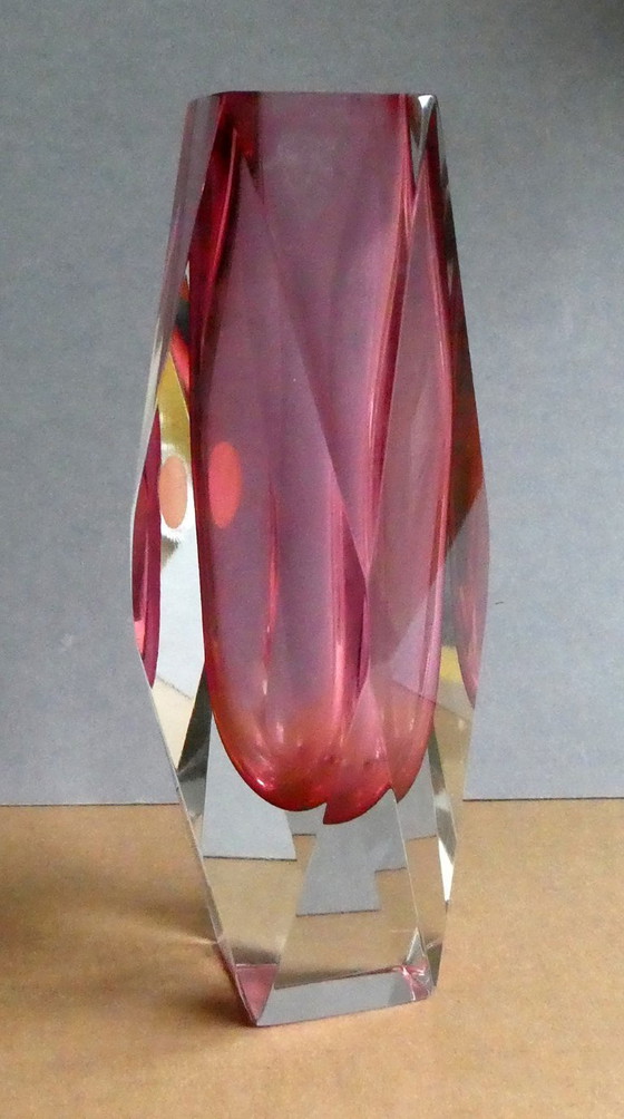 Image 1 of Vase aus Murano Glas, Überfangglas, facettiert geschliffen, mit Label, Italien 1960er