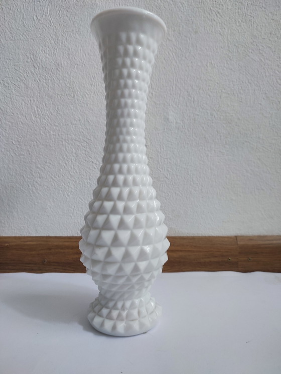 Image 1 of Seventies Retro Witte opaline wit glas glazen vaas diamant patroon 