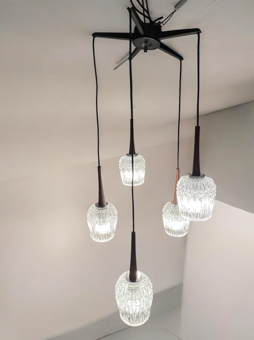 Mid Century Kaskadenleuchte Von Baum Leuchten Neheim Hüsten Mit Der Artikelnummer 8000/5. Mit 5 Leuchtkörpern Aus Teakholz, Glas