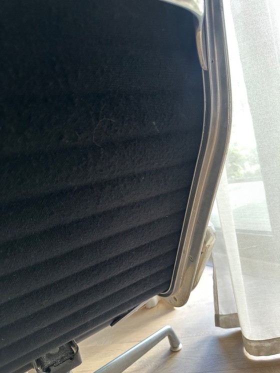 Image 1 of Taburete Herman Miller EA 124, de Charles y Ray Eames