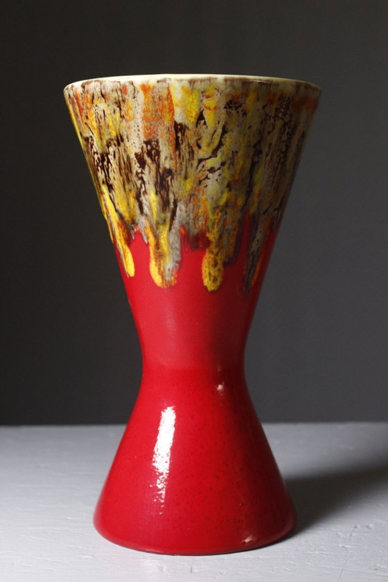 Image 1 of Vintage Diabolo keramische vaas uit de jaren 1950 in rood en geel.