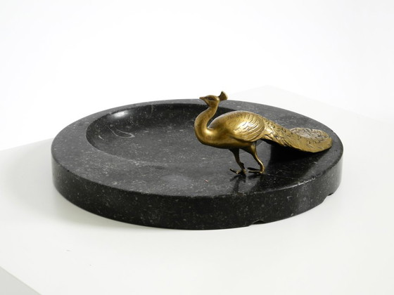 Image 1 of Wunderschönes, großes Tablett aus schwarzem Granit mit einem Pfau aus Messing, um 1920