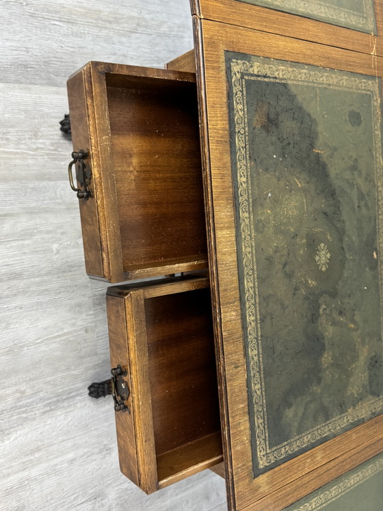 Antiker Schreibtisch mit grüner Lederplatte und Schubladen – Couchtische, Wood (photo 11 of 15)
