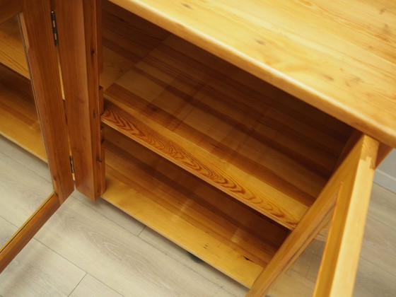 Image 1 of Vitrine en pin, design danois, années 1980, production : Danemark