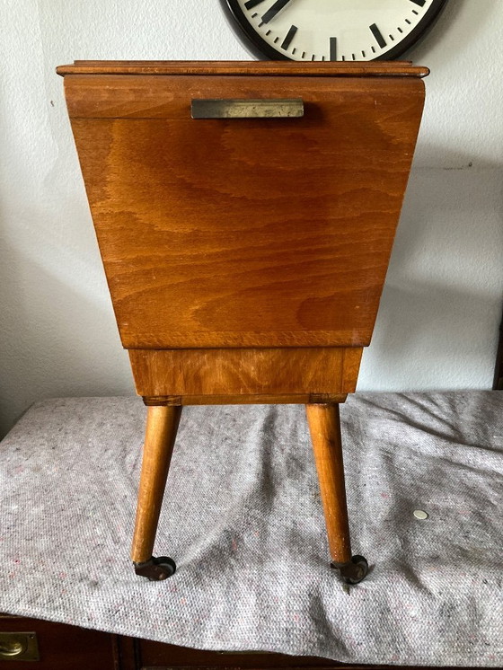 Image 1 of Vintage naaikar uit de jaren 60 - naaitafel - naaikast - op wielen - 3520 - Erzgebirge