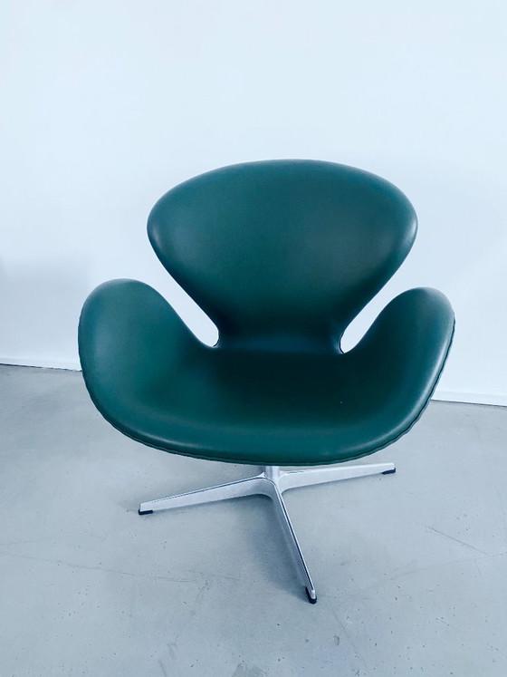 Fritz Hansen Swan Chair, fauteuil pivotant vert foncé, Chaises pivotantes, Cuir, Aluminium (photo 2 sur 8)