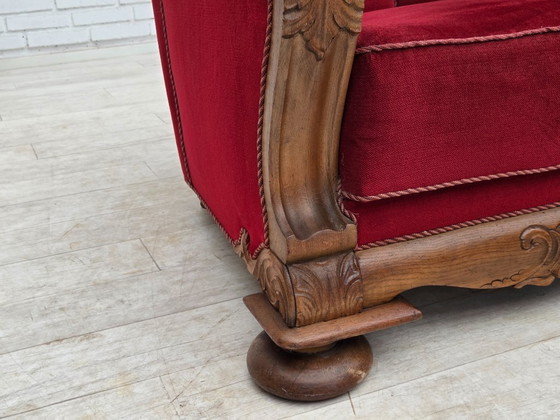 Image 1 of Deense relaxfauteuil uit de jaren 50, bekleed met velours en gesneden eikenhout.