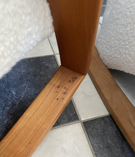 Image 1 of Deux grands fauteuils à bascule très confortables, retapissés en bouclette blanche.