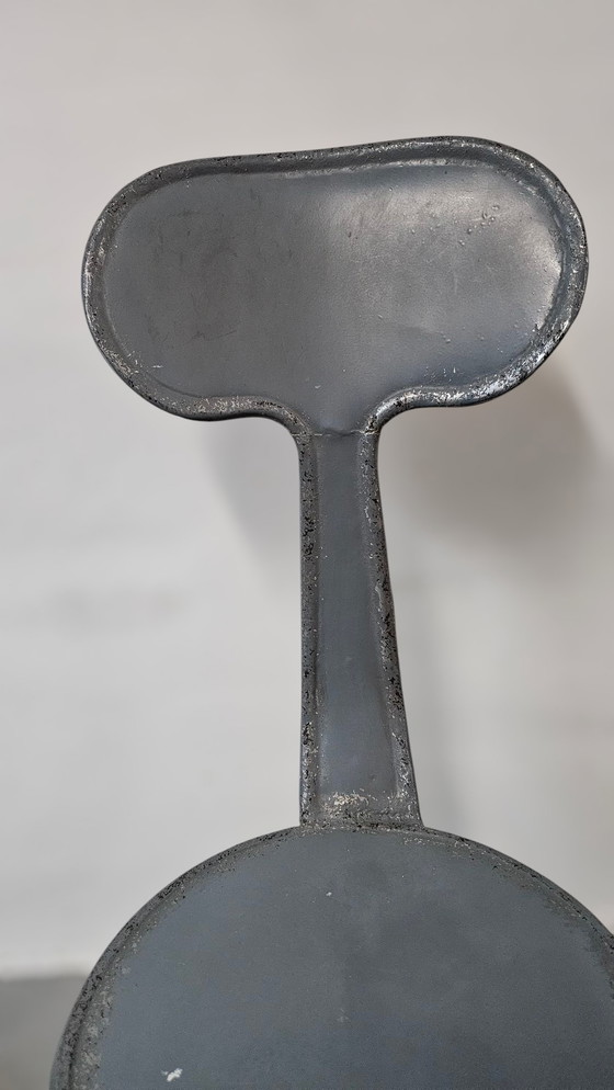 Image 1 of vintage metalen industriële Whale Tail draaistoel gereedschapsstoel grijs