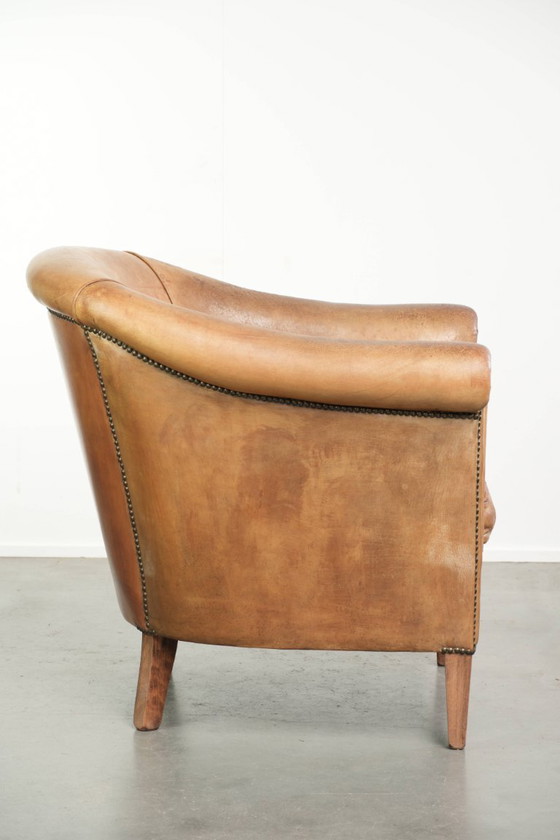 Charaktervoller Club-Sessel aus Schafsleder in hellem Cognac, mit Ziernägeln verziert – Leather (photo 3 of 13)