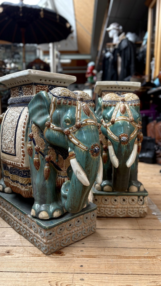 Paire de grands sièges de jardin en céramique émaillée chinoise en forme d'éléphant – Tables d'appoint (photo 2 of 12)