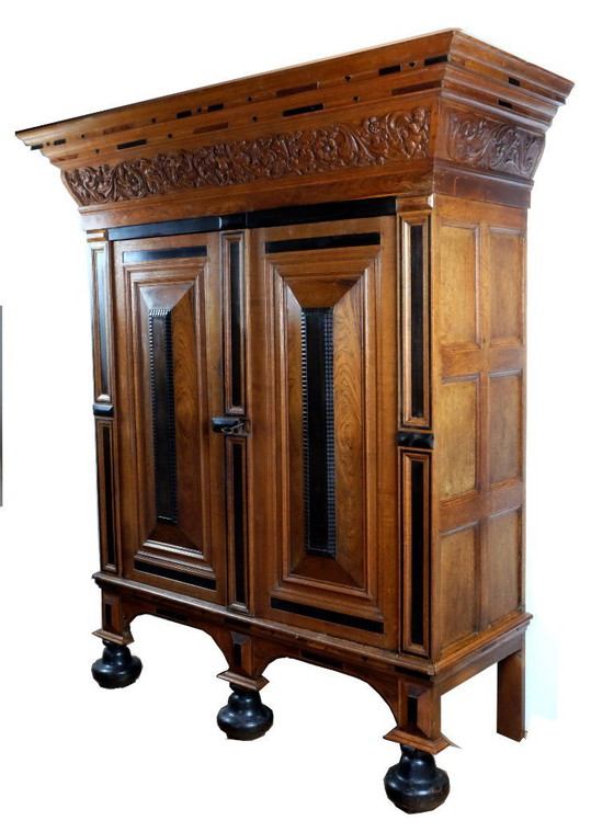 Image 1 of Armario de cojines de Gelderland, hacia 1650/ Gelderland Cushion Cabinet, 1650