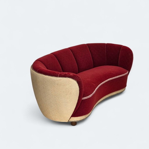 1960er Jahre, dänisches geschwungenes 2-Sitzer-Sofa, rot/beiger Möbelwollstoff.