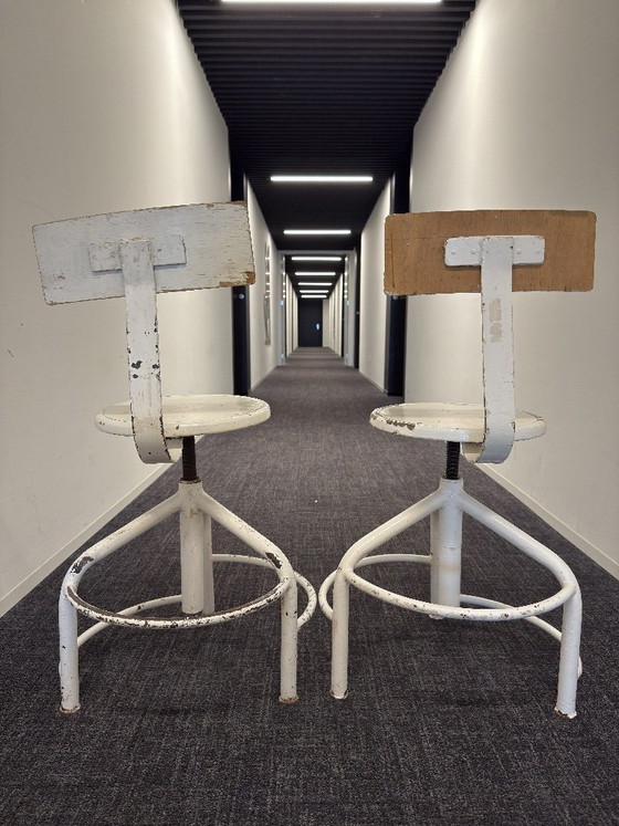 Image 1 of Set di 2 sedie da fabbrica industriali di metà secolo – regolabili, con logo KOJAL stampato