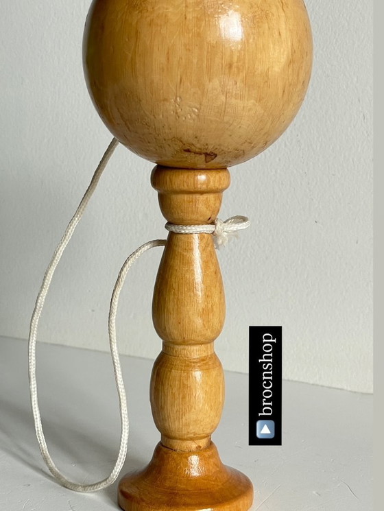 Image 1 of Gioco vintage con tazza e palla in legno massello