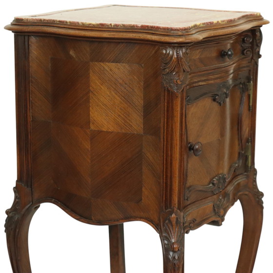 Image 1 of Table de nuit en marbre bombé antique