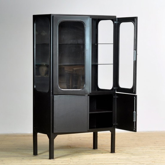 Gabinete médico antiguo, década de 1970. – Armarios, Glass, Metal (photo 4 of 10)