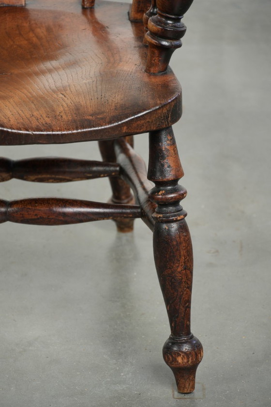 Image 1 of Antiker englischer Windsor-Spindelstuhl aus Holz mit einer wunderschönen Farbgebung aus dem frühen 19. Jahrhundert