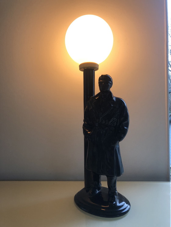 Image 1 of 1980 tafellamp met detectivefiguur en lantaarnpaal