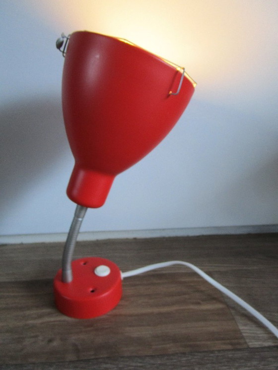 Image 1 of Lampada da parete rossa vintage IKEA in stile Memphis con griglia a ragnatela.