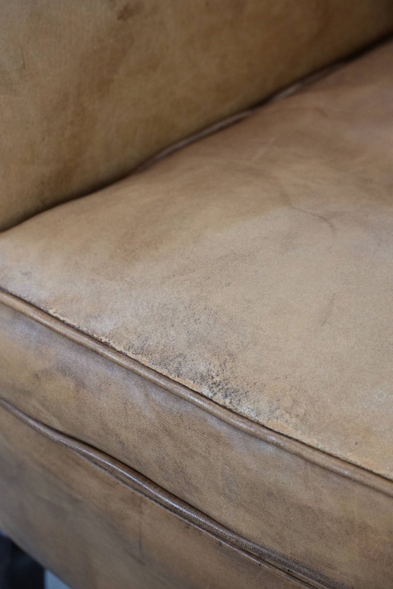 Image 1 of Fauteuil vintage discret en peau de mouton aux pieds gracieux