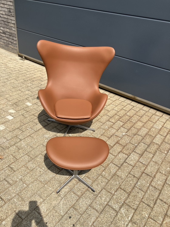 Image 1 of Sillón Egg de Fritz Hansen + Otomana de piel color coñac ¡En perfecto estado!