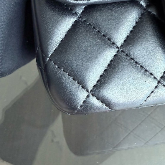 Image 1 of Borsa Chanel Classic Flap Mini Square - 17 cm in pelle di agnello trapuntata nera con finiture argentate, serie 26
