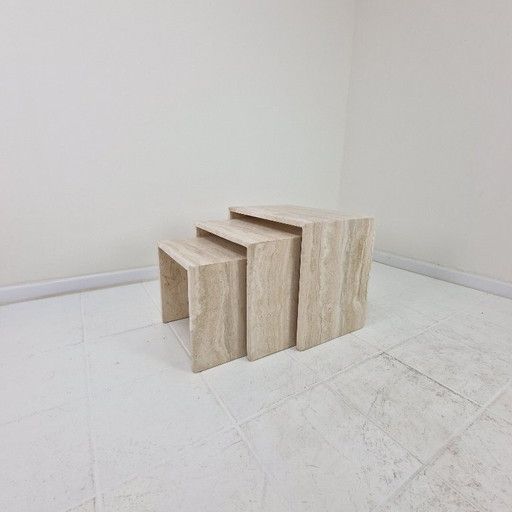 Italienische Beistelltische aus Travertin mit Rillenmuster aus den 1980er Jahren – 3er-Set
