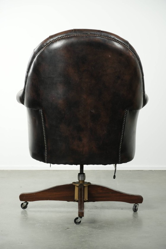 Image 1 of Grote bruine rundleren vintage chesterfield bureaustoel in hoogte verstelbaar en draaibaar op wieltjes met siernagels 