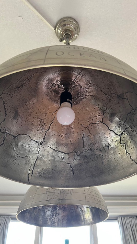 Set aus 2 Großen Industriellen Pendelleuchten ‘Globe’ mit Gravierter Weltkarte – Nickel / Silber – Aluminium (photo 5 of 11)