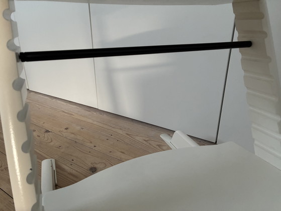 Image 1 of Stokke Tripp Trapp design houten kinderstoel meegroeistoel originele kleur wit 1e eigenaar met glijders