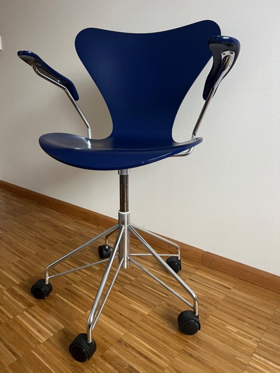 Image 1 of Zwei Bürostühle Modell 3217 von Arne Jacobsen für Fritz Hansen