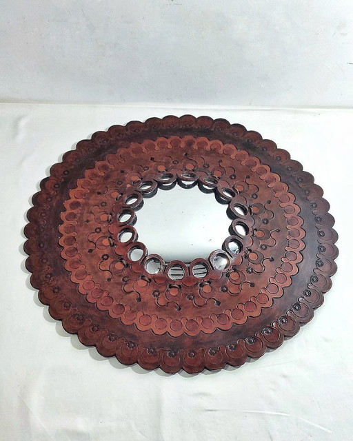 Miroir circulaire convexe en cuir. Espagne, années 1970.