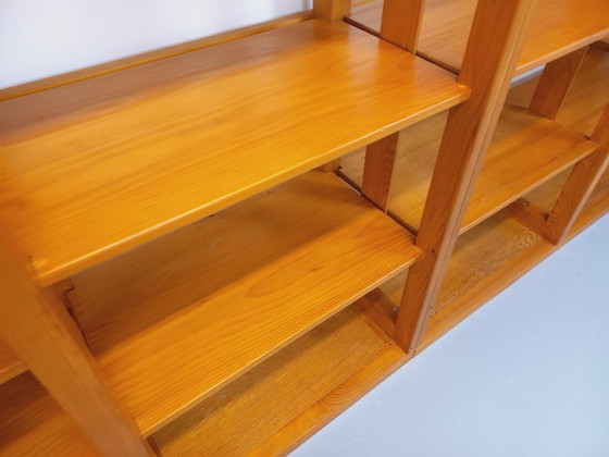 Image 1 of Grote modulaire boekenkast in 6 secties met 30 vintage grenenhouten planken uit de jaren 70 en 80.