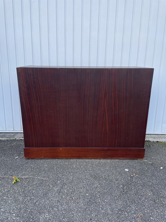 Image 1 of Mid Century Ladekast van teakhout en verguld messing in de stijl van Henredon