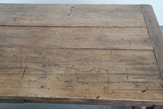 Image 1 of Table de salle à manger de ferme française ancienne et robuste, avec trois tiroirs, datant du XVIIIe siècle.