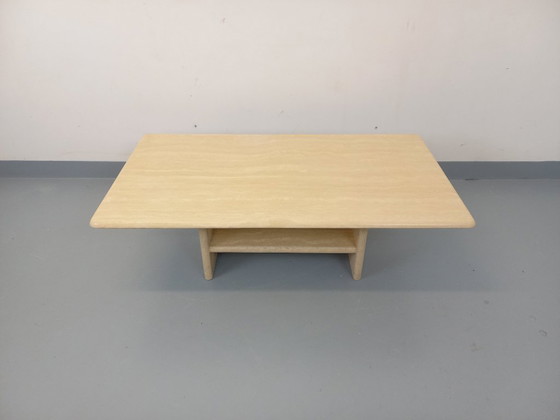 Image 1 of Vintage rechthoekige salontafel van travertin met tijdschriftenrek uit de jaren 80.