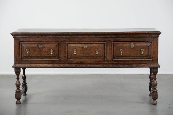 Image 1 of Antiek Engels dressoir uit begin 18e eeuw gemaakt van eikenhout 