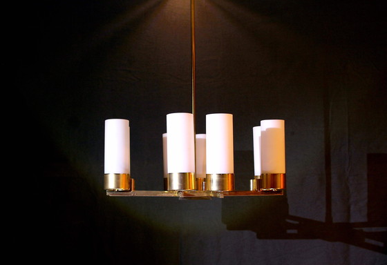 Image 1 of Modernistische kroonluchter van messing en opaline, Mid-Century Frankrijk - 8 Lichten