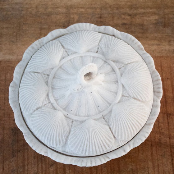Image 1 of Antike Butterdose aus den 1860er Jahren, Muschelmotiv, Bonbonniere aus Steingut