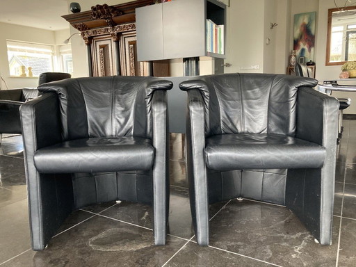 Twee Rolf Benz kuipstoeltjes model 390, zwart leer