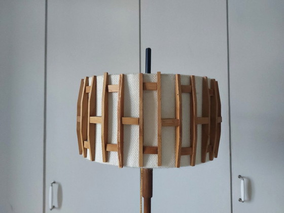 Piccola e rara lampada da terra Temde, anni '60, elementi in legno, paralume in tessuto, vintage (photo 5 of 7)