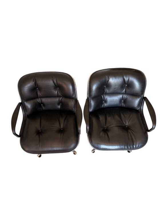 Image 1 of Een paar authentieke Charles Pollock directiestoelen voor Knoll - zwart leer & Skai